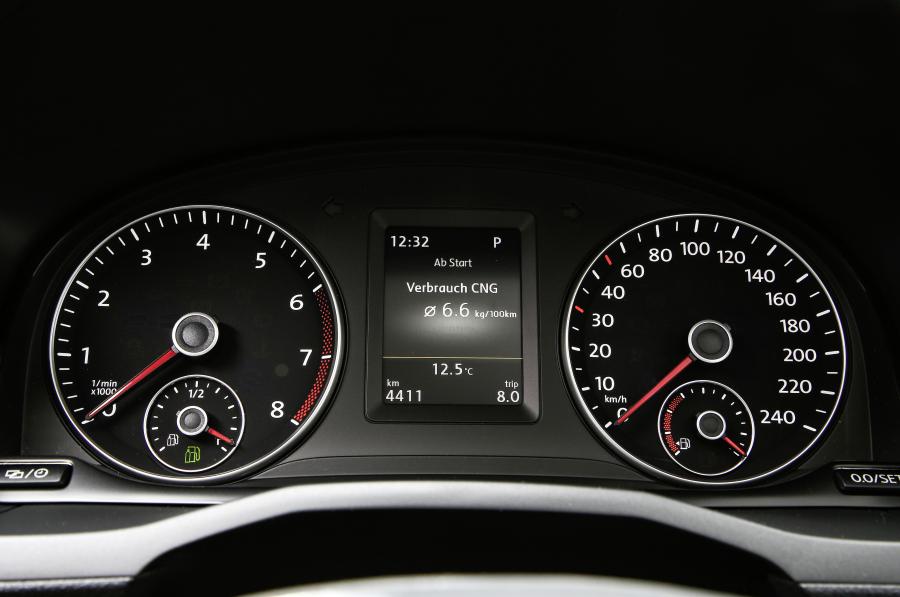 Панель приборов Volkswagen Caddy Trendline BlueMotion 2015 года  (фото 4 из 23)